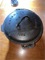 Griswold number eight tire- top baster Dutch oven
