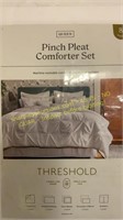 Threshold Qn comforter set  (STAINED& INCOMPLETE)
