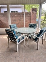 Round Outdoor Table With 4 Chairs(Porch)