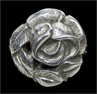 Sterling silver rose design ring, size 7,