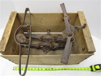 Wood Box of Victory Animal Traps (Victor)
