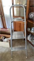Aluminum step ladder - 52 inches h