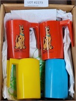 4 VTG. PLASTIC CUPS (2 FEATURE SCOOBY-DOO)