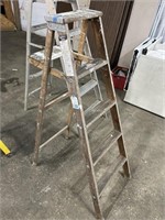 Wood ladder - 5 ft