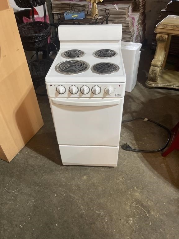 Apartment size Estate electric stove - Works
