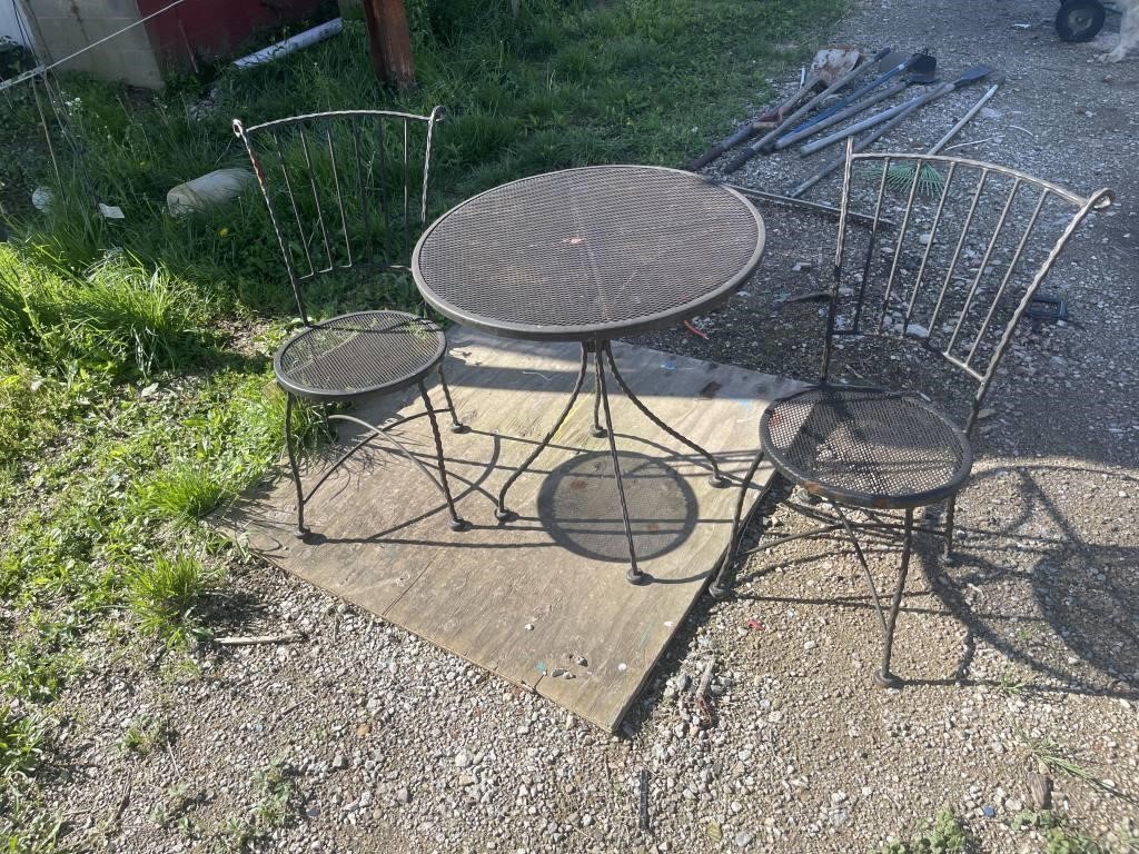 Metal table and 2 chairs