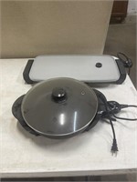 2 electric skillets one the knob is broke