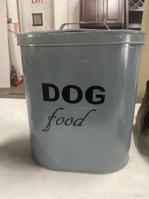 Dog food container