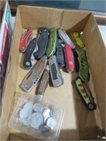 COLLECTION OF POCKET KNIVES, & TOKENS