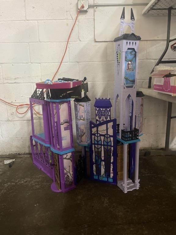 Monster high play house and dolls