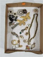 MIXED LOT OF COSTUME JEWELRY: