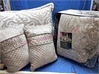 Nice King comforter & pillows by "J. Queen NY"