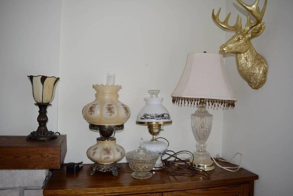 6 ASSORTED TABLE LAMPS & DÉCOR