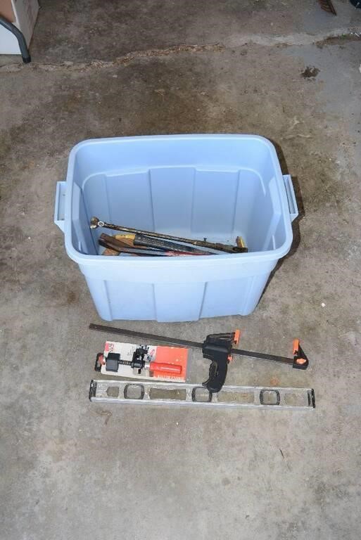 TOTE OF ASSORTED TOOLS, CLAMPS, LEVEL