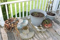 GROUP OF PLANTERS AND GARDEN DÉCOR