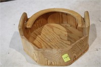 Wood basket plate holder
