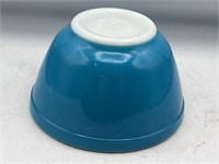 Pyrex blue mixing bowl