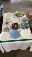 Decorative collectable plates.