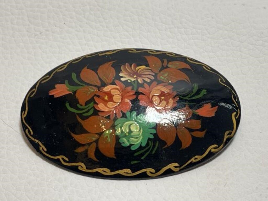 VINTAGE HAND PAINTED BROOCH MADE IN RUSSIA 2.1in