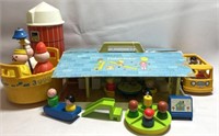 VINTAGE FISHER PRICE SCHOOL WITH ACCESSORIES,