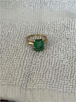 10KT GOLD AND EMERALD RING SZ 4.50 
2.50 GRAMS