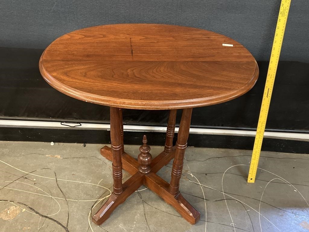 Antique Oval Spindle Lamp Table