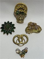 FIVE VINTAGE BROOCHES