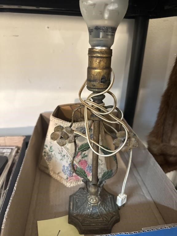 ANTIQUE METAL LAMP / NOT TESTED