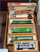 5 TYCO NOS TRAIN CARS