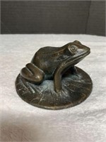 VINTAGE DETAILED BRONZE FROG ON LILY PAD FIGURE