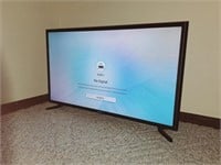 Samsung 32in TV w/ Remote,  Wood TV Stand