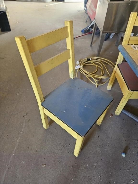 Table with 3 chairs