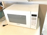 Panasonic 1.2-cu ft 1200-Watt Countertop Microwave