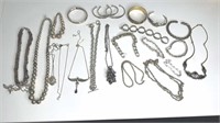 LARGE QTY OF STERLING SILVER JEWELLERY INCUDES: