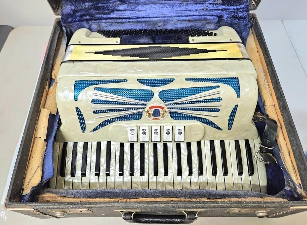 Vintage 40s-60s Full Size  Accordion w Case Works