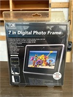 NEW 7" Digital Photo Frame