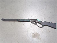Daisy Model 1999DB BB rifle gun. On floor. 2lbs
