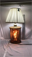 D3) WOOD AND GLASS LAMP, ALL BULBS WORK