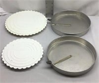 D3) TWO 9" CAKE PANS, 2 PLASTIC WILTON CAKE STANDS
