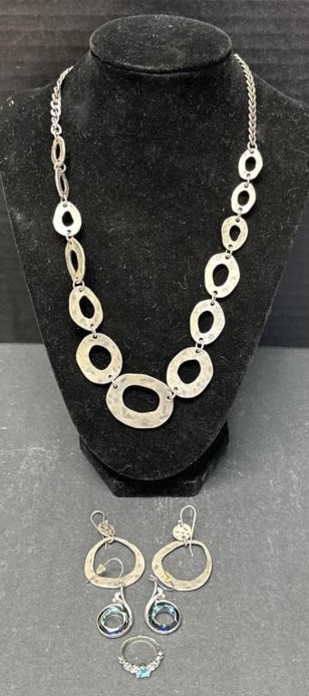 (AQ) Silver Toned Circle Necklace with Matching