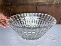 Very Pretty Large Clear Glass Serving Bowl