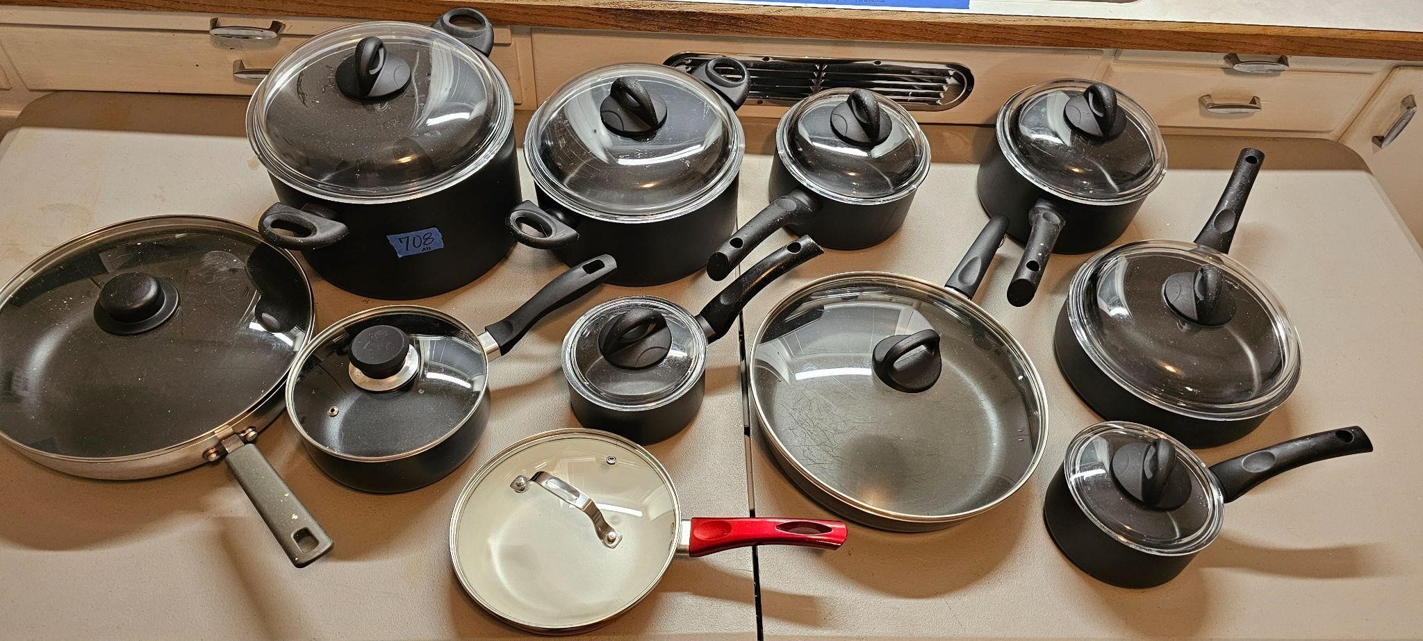 Pots and pans w/lids (11)