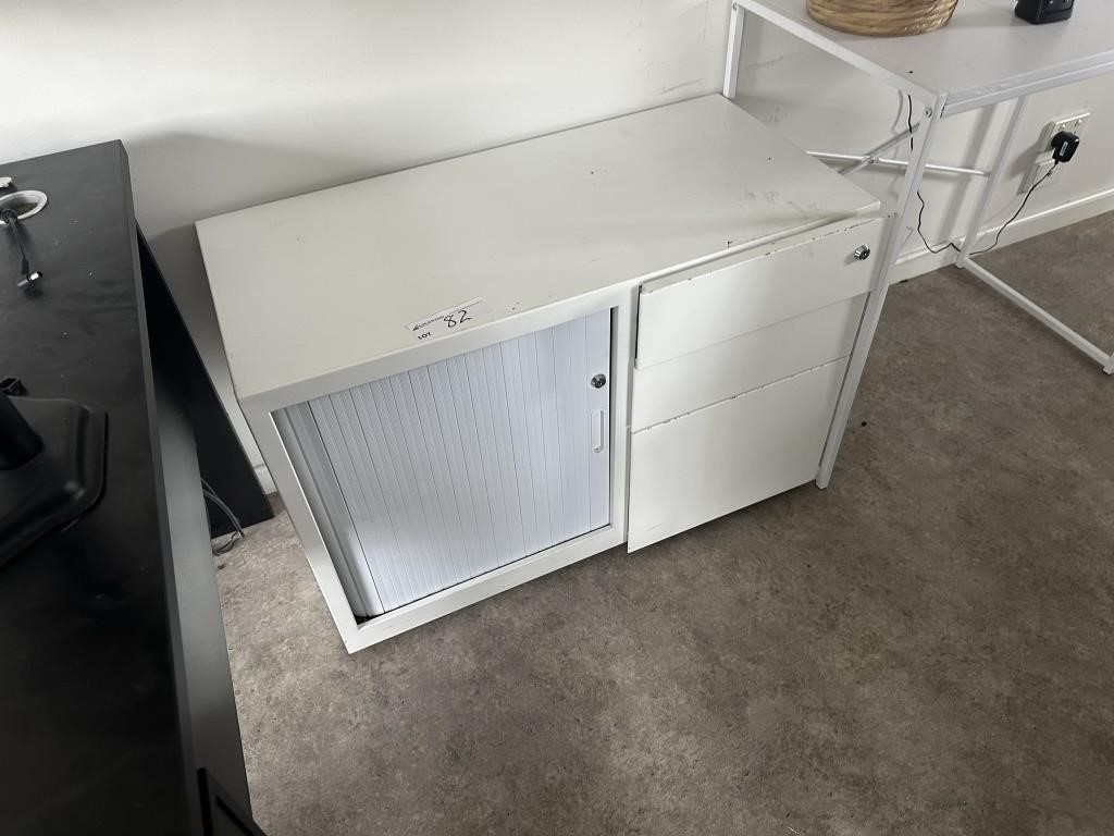 2 Single Door 3 Drawer Units, 3 Set Down Tables