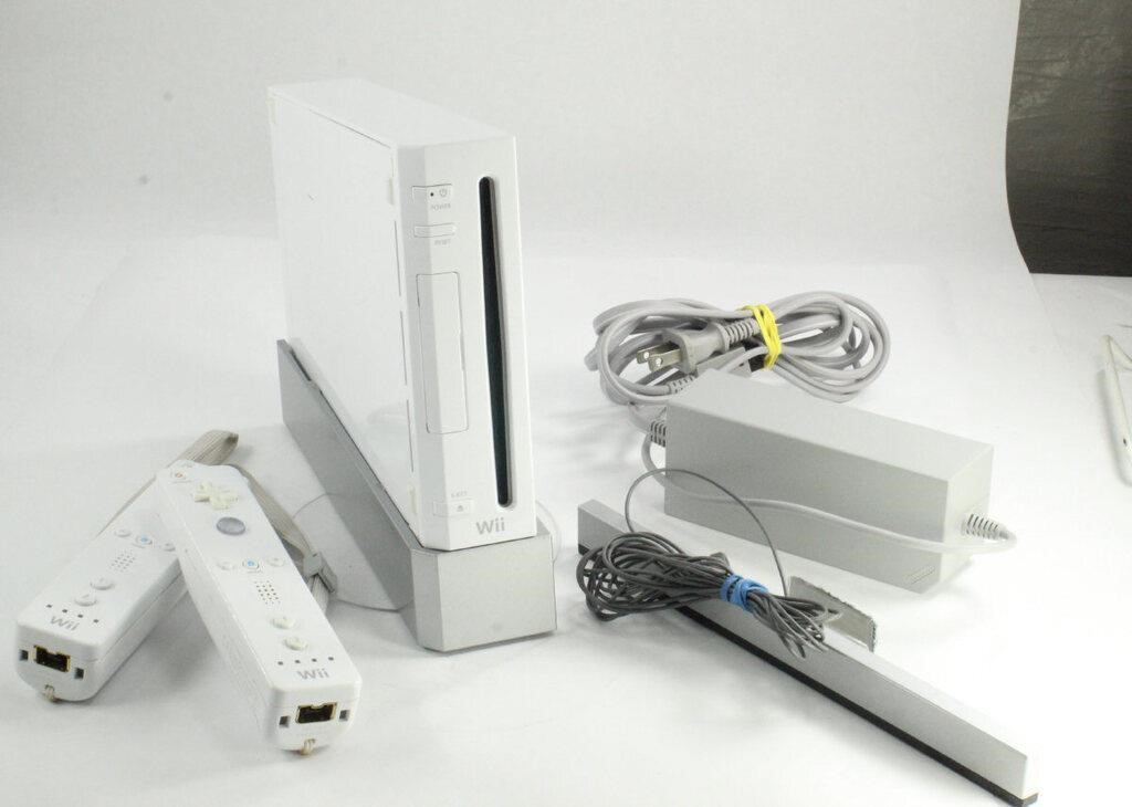 NINTENDO WII CONSOLE W/ ACCESORIES AND VIDEO GAMES