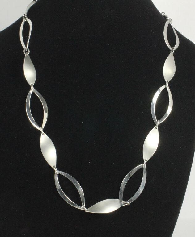 24" SILVER TONE SCULPTED LUSTER AND SHAPE