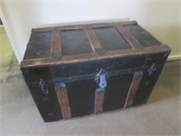 ~LPO* Steamer Trunk 2 Small Latches Work - Center