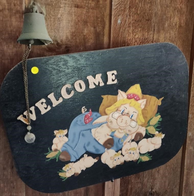 Welcome Sign & Wall Decor