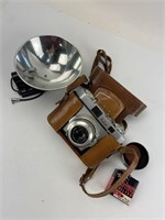 Vintage German Realist Camera w/Attachable Flash