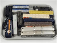 ASSORTMENT OF HO SCALE ROLLING STOCK, ENGINE