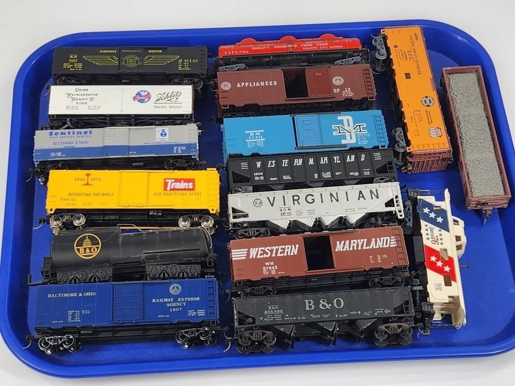 ASSORTED LOT OF VINTAGE HO SCALE ROLLING STOCK